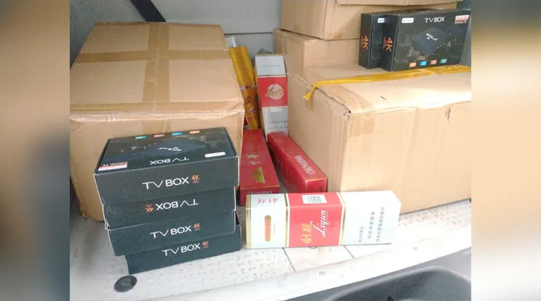 Foi constatado a presença de cerca de 13.000 carteiras de cigarro oriundos da República Popular da China, além da presença também de 1.500 TVs BOX e 15.600 peças de vestuário