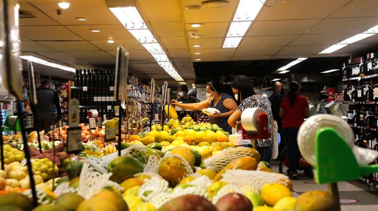 Especialistas do Procon-SP recomendam planejar o cardápio e montar listas dos alimentos e bebidas antes da ida ao supermercado para evitar compras por impulso