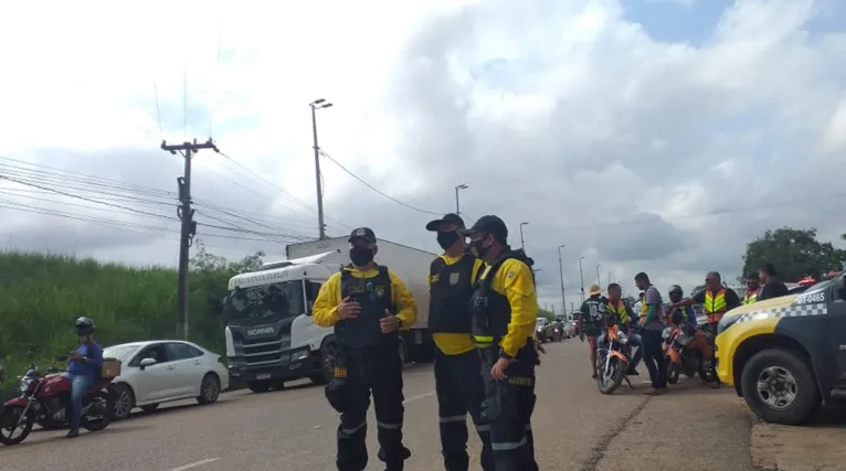 Agentes do Detran também estiveram no local para organizar o trânsito