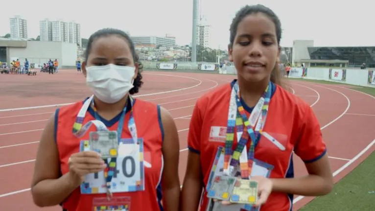 Paratletas paraenses exibem as medalhas conquistadas logo no início das Paralimpiadas Escolares.