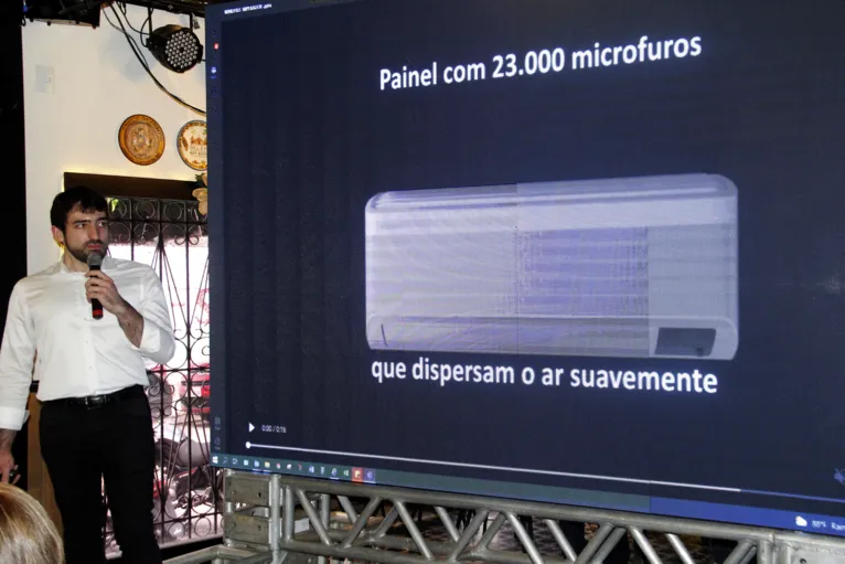 O painel do aparelho tem 23 mil microfuros 