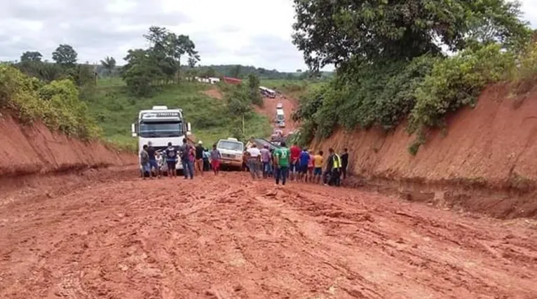 Lamas se formam em pontos da estrada que atolam os veículos e resultam em engarrafamentos quilométricos