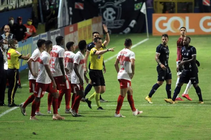 Ao longo da Série B do Brasileiro, principalmente quando ainda não tinha o VAR, o Leão foi bastante prejudicado pela arbitragem