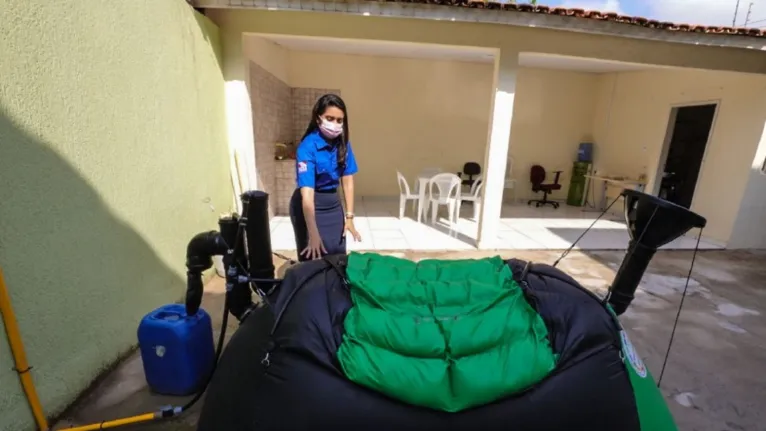 O prédio conta com um biodigestor, um equipamento desenvolvido pra geração de gás e biofertilizante a partir do reaproveitamento de resíduo sólido orgânico gerado na unidade