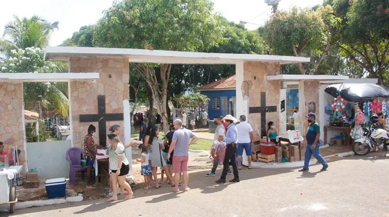 Para receber os visitantes, além dos serviços de limpeza e capina, foram feitas a pintura de sepulturas e dos muros