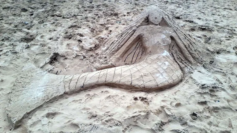 Esculturas de areia prestam homenagem a Iemanjá