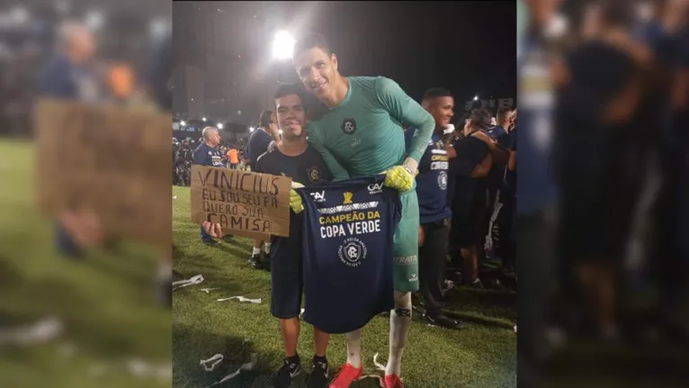 O torcedor ganhou a camisa comemorativa do título ainda no Estádio Baenão