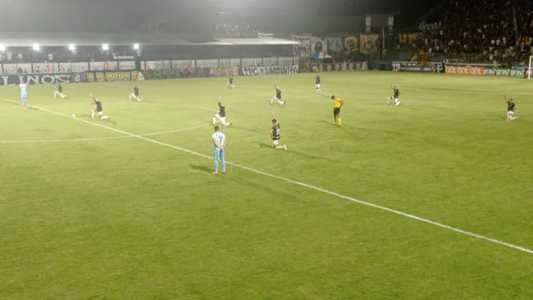 Jogadores do Remo protestaram contra o racismo antes da bola rolar.