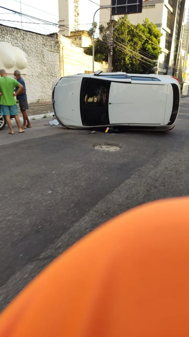 Carro capota ao atingir outro veículo no centro de Belém