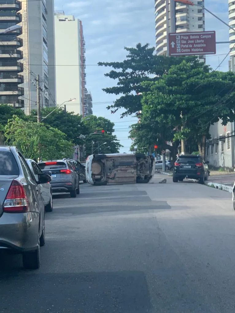 Carro capota ao atingir outro veículo no centro de Belém