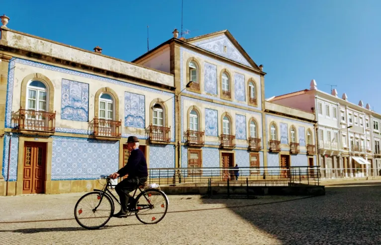 Casarios e azulejos na Aveiro portuguesa: tranquilidade e história à beira do Atlântico.
