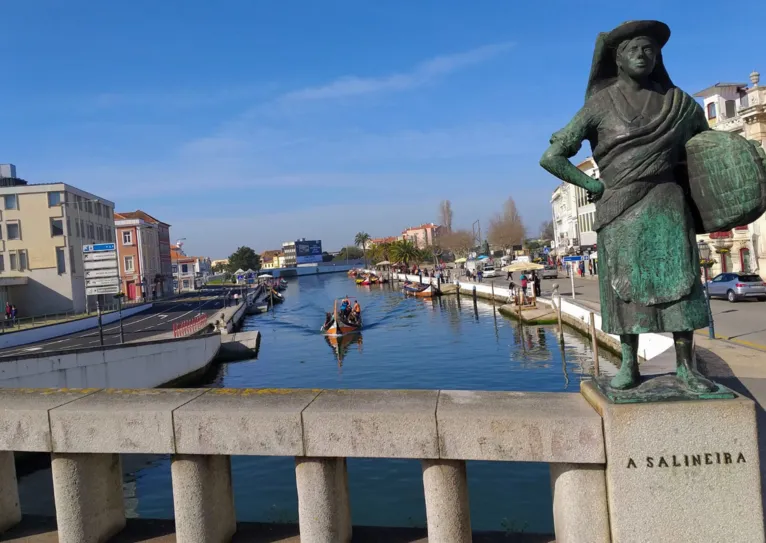 Aveiro, ao litoral lusitano, chamada também de Veneza Portuguesa e considerada: cidade irmã de usa congênere paraense.