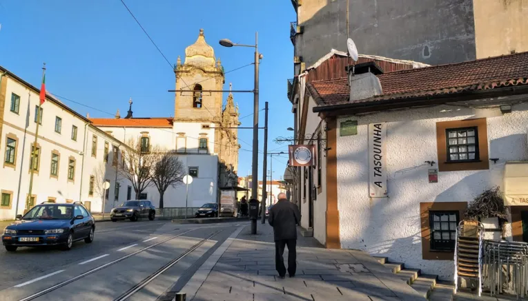 Ao fundo da foo, a Igreja do Carmo, na Cidade do Porto: nome e arquitetura familiar a quem vive em Belém do Pará.