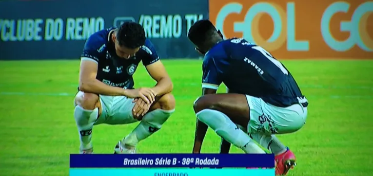 Neto Pessoa e Igor Fernandes lamentam após o fim do jogo.
