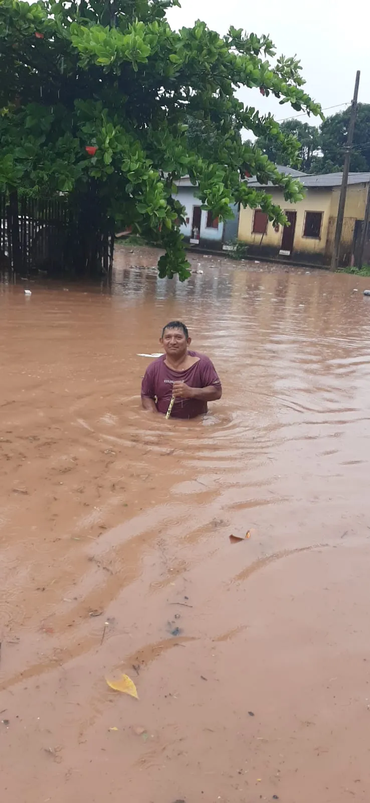 Caos: chuva deixa casas e veículos submersos em Santarém
