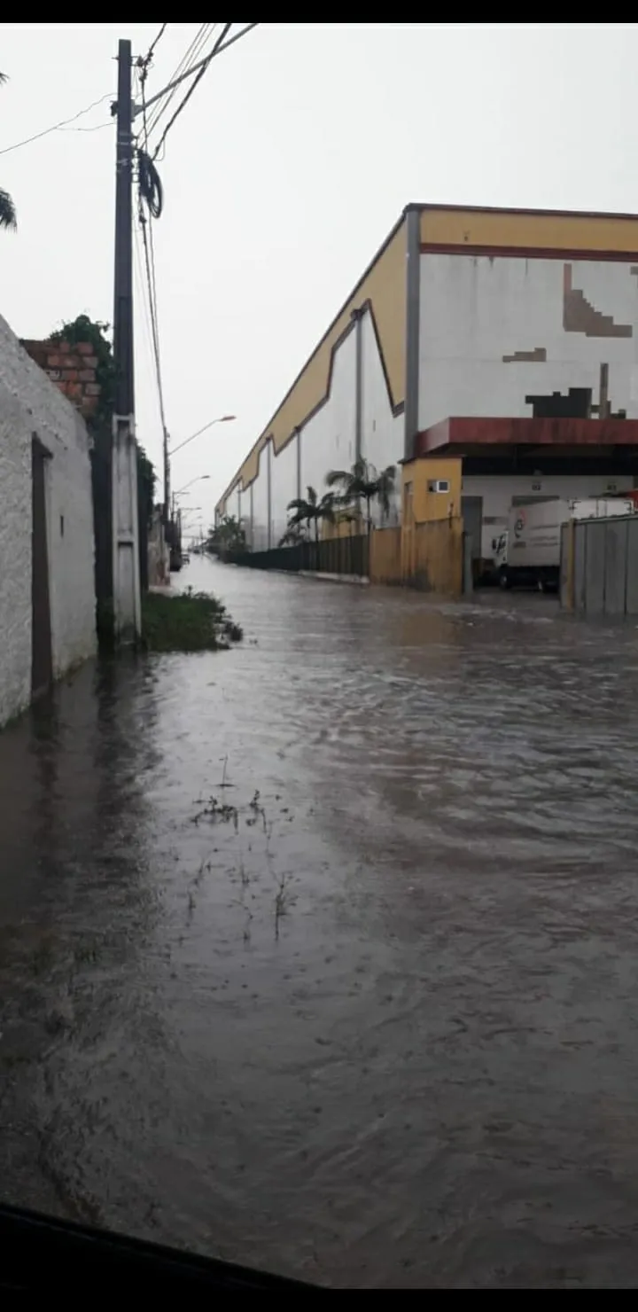 Temporal deixa Belém e Ananindeua debaixo d'água 