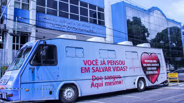 ônibus de coleta na frente da sede do poder legislativo do Estado
