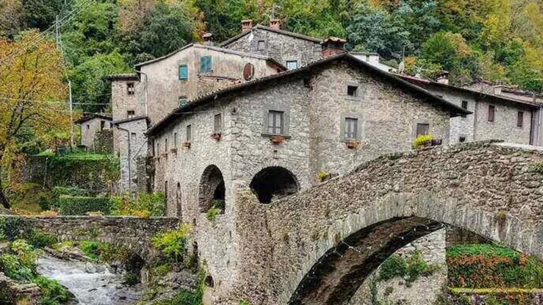 O imóvel de Andrea fica no bairro Vetricetto, que integra a comuna italiana Fabbriche di Vergemoli, da província de Lucca