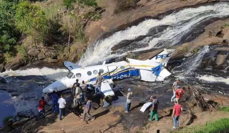 O avião caiu em uma  cachoeira. Causas do acidente estão segundo investigadas. 