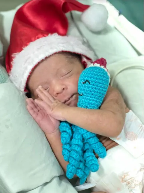 Bebês prematuros posam para ensaio natalino em Hospital