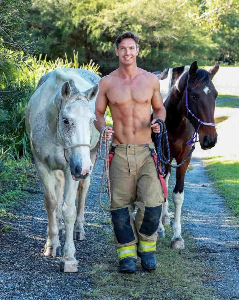 Apaga! Bombeiros posam com pets para calendário