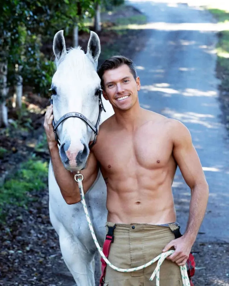 Apaga! Bombeiros posam com pets para calendário