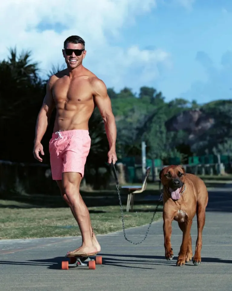 Apaga! Bombeiros posam com pets para calendário