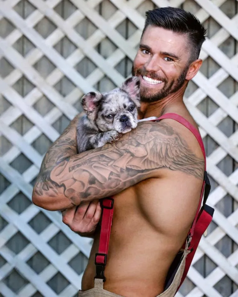 Apaga! Bombeiros posam com pets para calendário