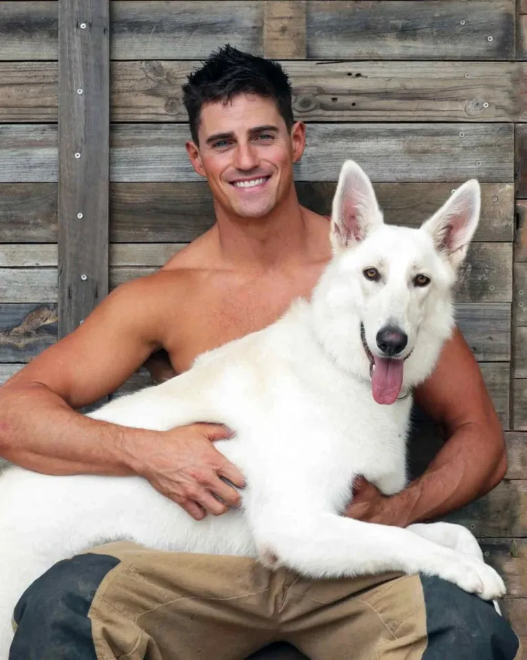 Apaga! Bombeiros posam com pets para calendário