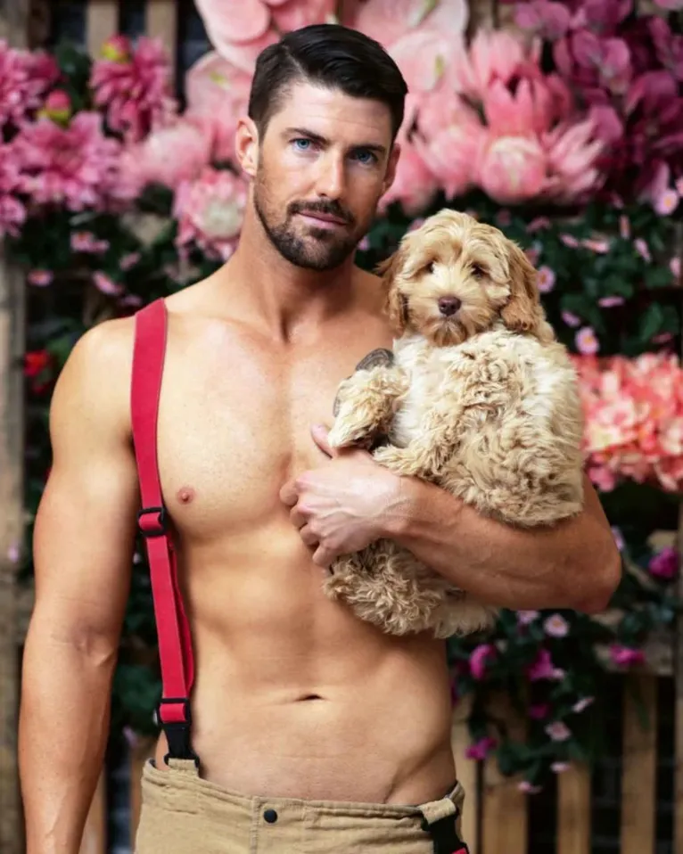 Apaga! Bombeiros posam com pets para calendário