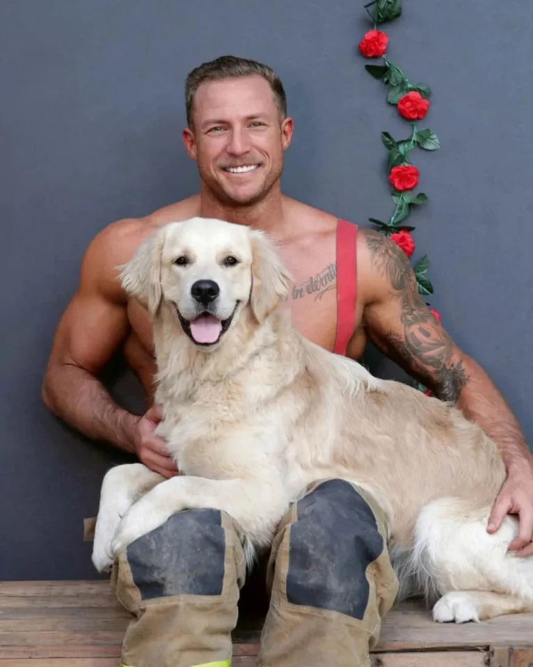 Apaga! Bombeiros posam com pets para calendário