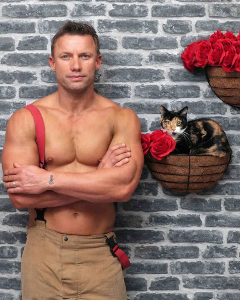 Apaga! Bombeiros posam com pets para calendário