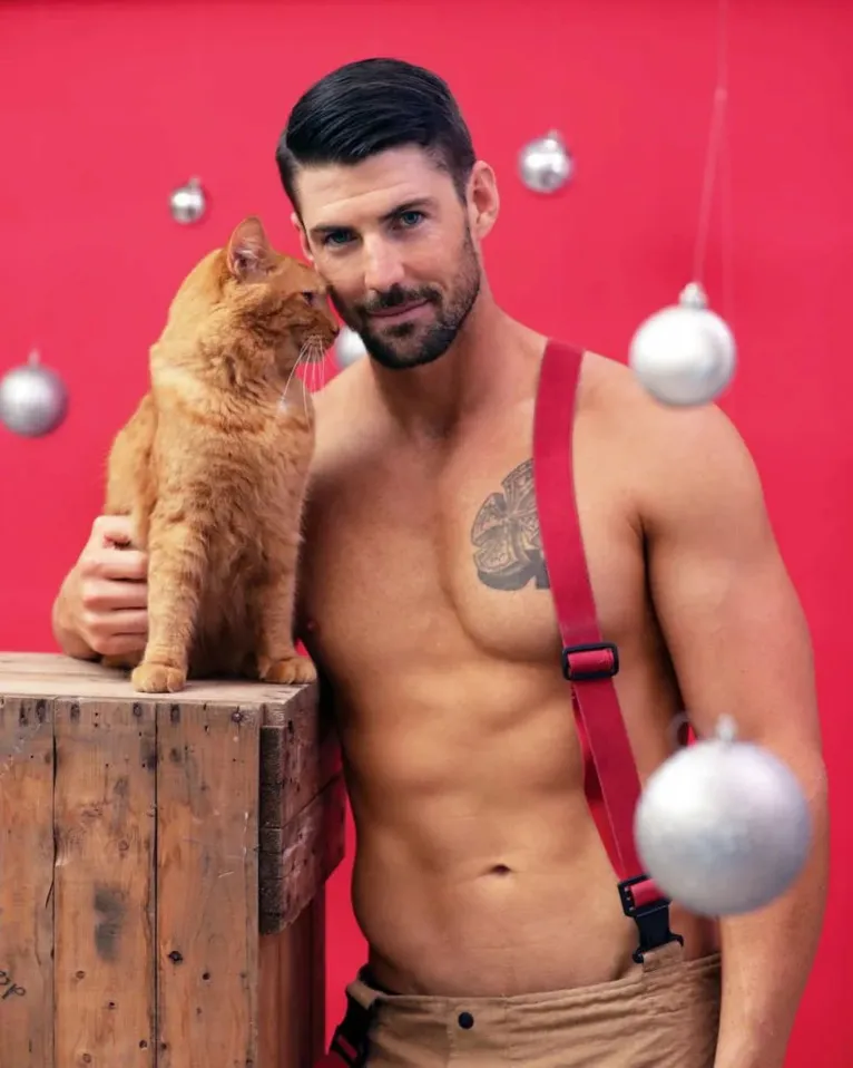 Apaga! Bombeiros posam com pets para calendário