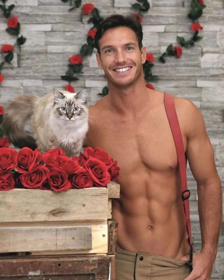 Apaga! Bombeiros posam com pets para calendário