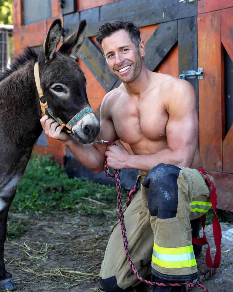 Apaga! Bombeiros posam com pets para calendário