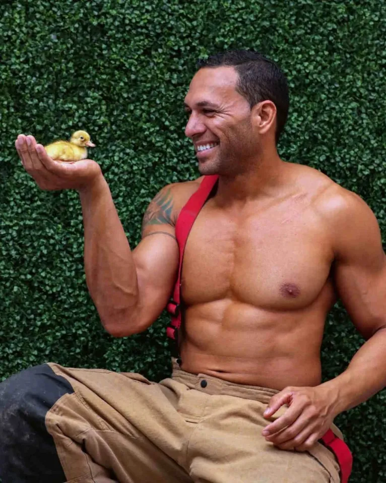 Apaga! Bombeiros posam com pets para calendário