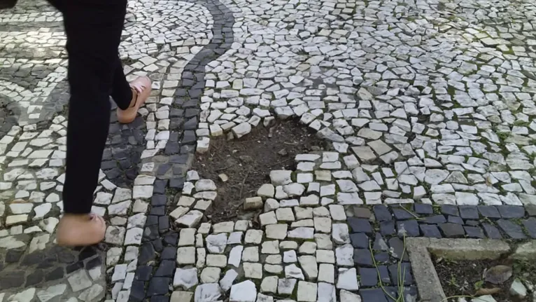 Andar ou correr no espaço virou desafio aos usuários devido as falhas no piso