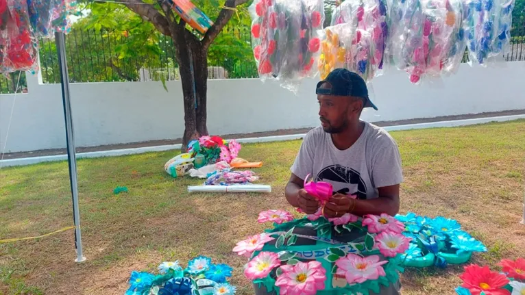 Hildebrando vem todos os anos de Imperatriz vender flores vasos e coroas no cemitério de Marabá