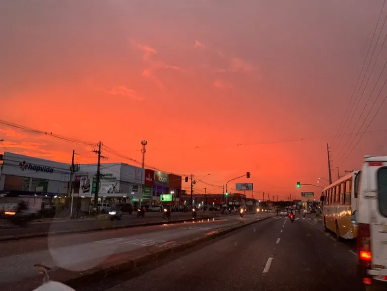 Fim de tarde em Belém tem céu reluzente e nuvem apocalíptica