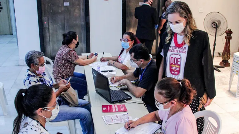 Diretora acompanha o serviço de triagem dos voluntários que vão doar sangue