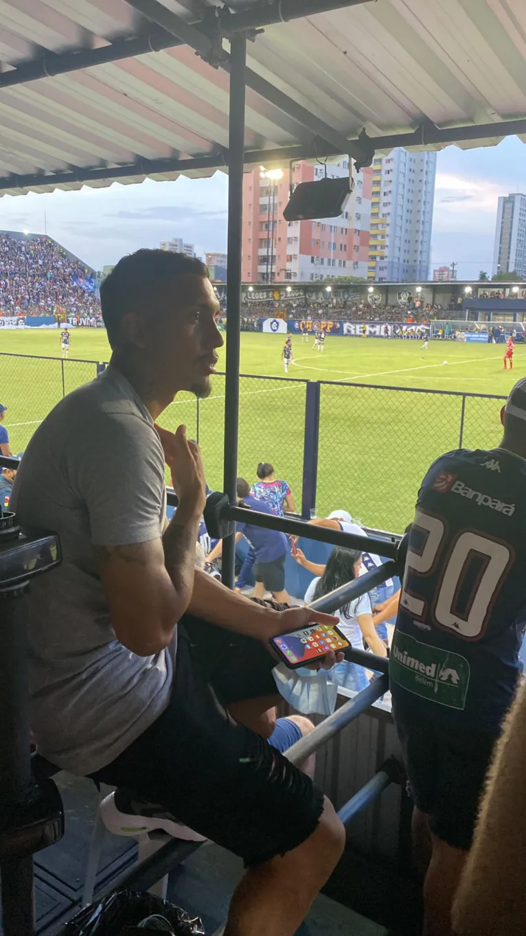 Atacante Helio Borges acompanhando Remo x Vila Nova, no Baenão.