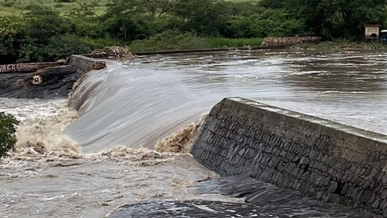 Barragem rompe em decorrência das chuvas, no sul da Bahia.