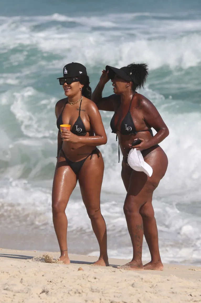 Socadona! Ludmilla curte praia com outra mulher no Rio