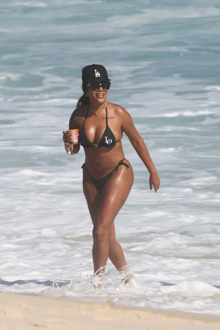 Socadona! Ludmilla curte praia com outra mulher no Rio