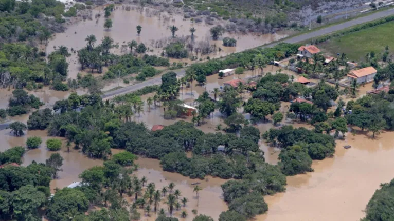 Governadores oferecem socorro à Bahia após inundações