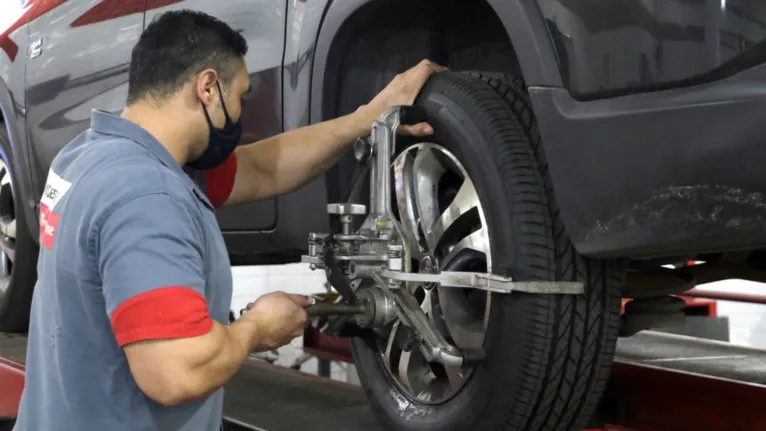 Troca de pneus e peças: um desafio para quem roda diariamente e que pesa na balança na hora de economizar.