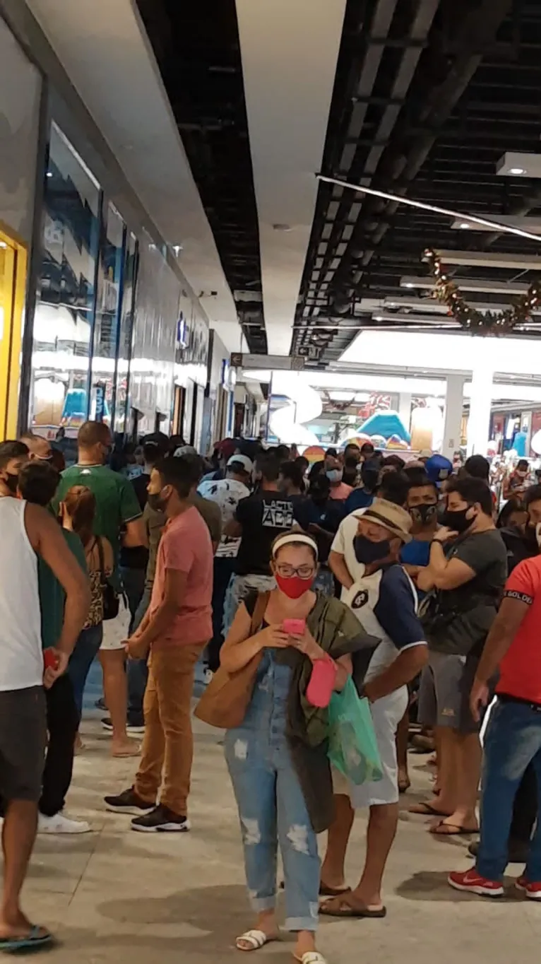 Fila de torcedores em um shopping de Ananindeua