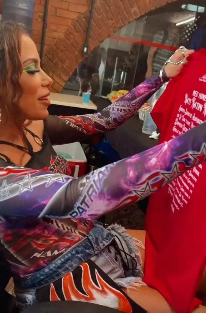 A
menina jamais igualada: Anitta revive meme de Leona