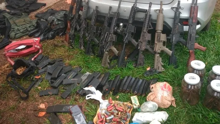  Foram recuperados 10 fuzis, além de outras armas, munições, granadas, coletes, miguelitos e 10 veículos roubados.