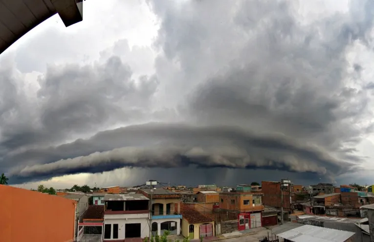 Fim de tarde em Belém tem céu reluzente e nuvem apocalíptica